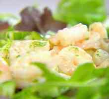 Vaření lahodný salát s krevetami, salát a okurky