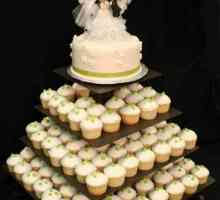 Krásná a elegantní svatební dort s košíčky