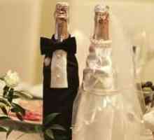 Originální výzdoba lahví šampaňského na svatbu.