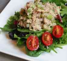 Salát s konzervovaného tuňáka a okurkou. jednoduché recepty