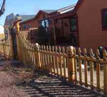 Nastavte dřevěný plot na chatě