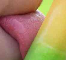 Žlutý povlak na jazyku dítěte: léčbě, příčinách a doprovodných příznaků