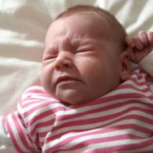 Často kýchání novorozenci: příčiny a řešení