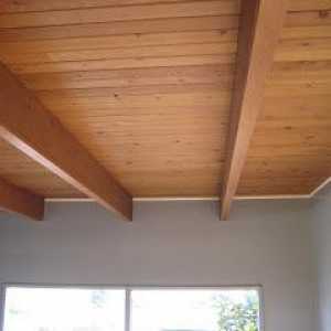 Dřevěná podlaha v domě pórobetonu s rukama (foto)