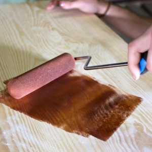 Základování dřeva před lakováním s akrylovou barvou, olejem Alkydový lak