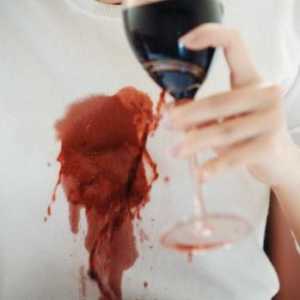 Jak prát červené víno? Efektivní způsob, jak vyřešit tento problém