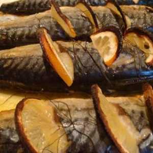 Jak vařit makrelu v troubě ve fólii: krok za krokem recept