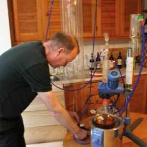 Jak vyrobit destilační přístroj s rukama? detailní popis