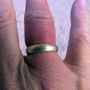 Jak odstranit prsten z rozvodněné prstem sám?
