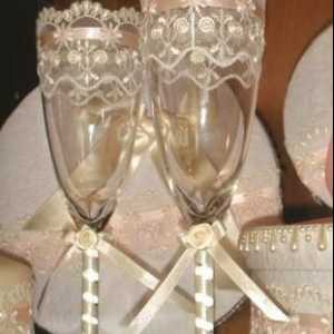 Jak k dekoraci svatební sklenici s rukama: několik jednoduchých nápadů