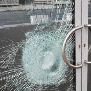 Jak vyměnit rozbité sklo ve dveřích