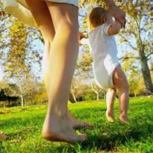 Když dítě začne chodit: časování, možné problémy a pomoci svému dítěti