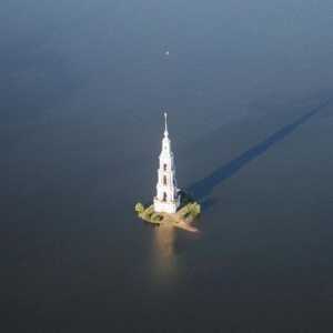 Zvonice v Kalyazin - zaplavené předzvěst tragédie