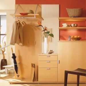 Kompaktní a funkční nábytek v malé chodbě