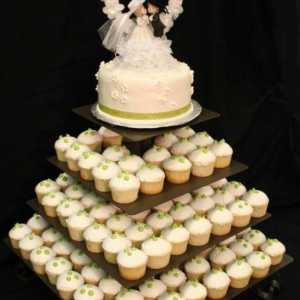 Krásná a elegantní svatební dort s košíčky
