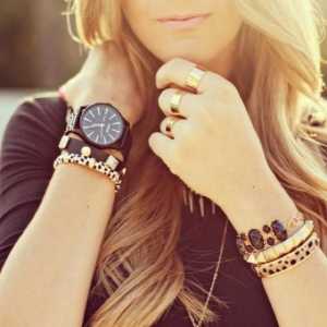 Což ruka dívka, která nosí hodinky? Která ruka je čas levák? Dámy náramek hodinky