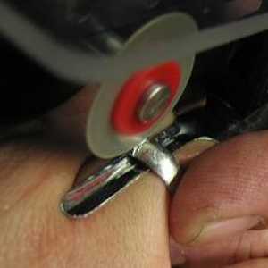 Několik tipů, jak odstranit prsten z rozvodněné prstů trpící