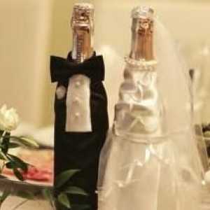 Originální výzdoba lahví šampaňského na svatbu.