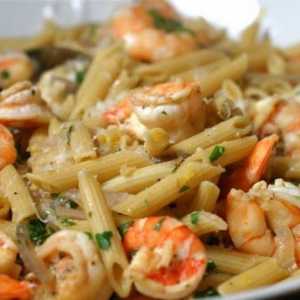 Těstoviny s krevetami ve smetaně: recepty na chutné a voňavé pokrmy