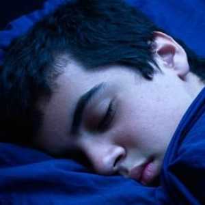 Proč skriplyu zuby ve spánku: Možné příčiny