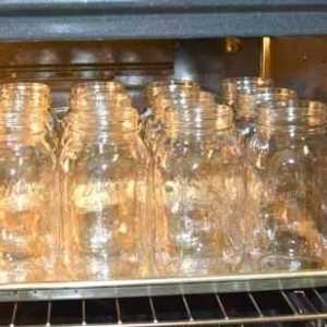 Poslední úklid: sterilizované sklenice s mezerami v troubě
