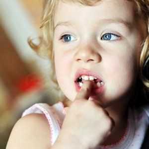 Dítě kouše si nehty: jak odstavit dítě od špatných návyků?