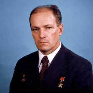 Рукавишников Николай Николаевич, космонавт: биография