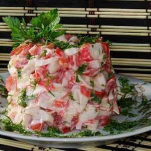 Salát „Red Sea“ s krabí tyčinky: receptura a užitečné vlastnosti potravin