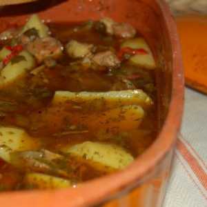 Vepřové maso v hrnci s brambory a houbami: nejlepší recepty