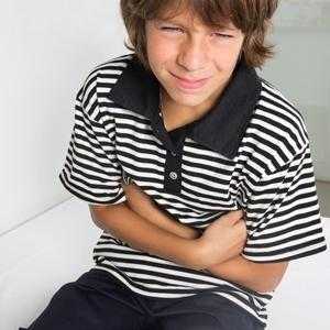 Dítě má bolesti žaludku v pupku: příčiny a první pomoc