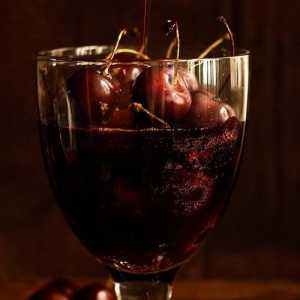 Víno z třešní: domácí recept ve čtyřech variantách