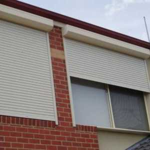 Ochranné rolety na oknech. Vnější a vnitřní žaluzie